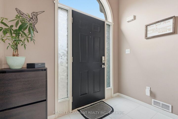 Property Photo:  94 Kent Road  ON N3R 7W6 