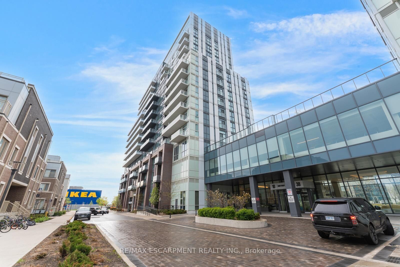 Property Photo:  10 Honeycrisp Crescent 1120  ON L4K 0M7 