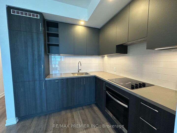 Property Photo: 5 Meadowdale Road 1501 ON L4K 0C7