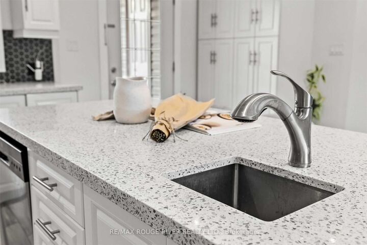 Property Photo:  131 John Street E Upper  ON L1N 2T4 