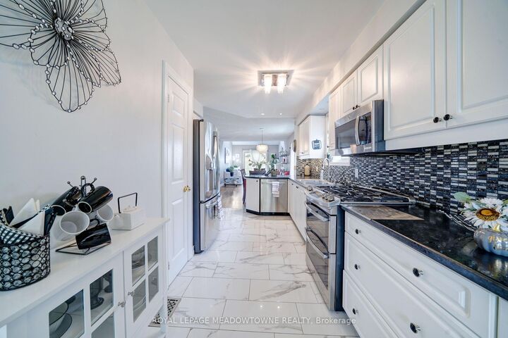 Property Photo:  494 Flagstone Court  ON L1K 2Z7 