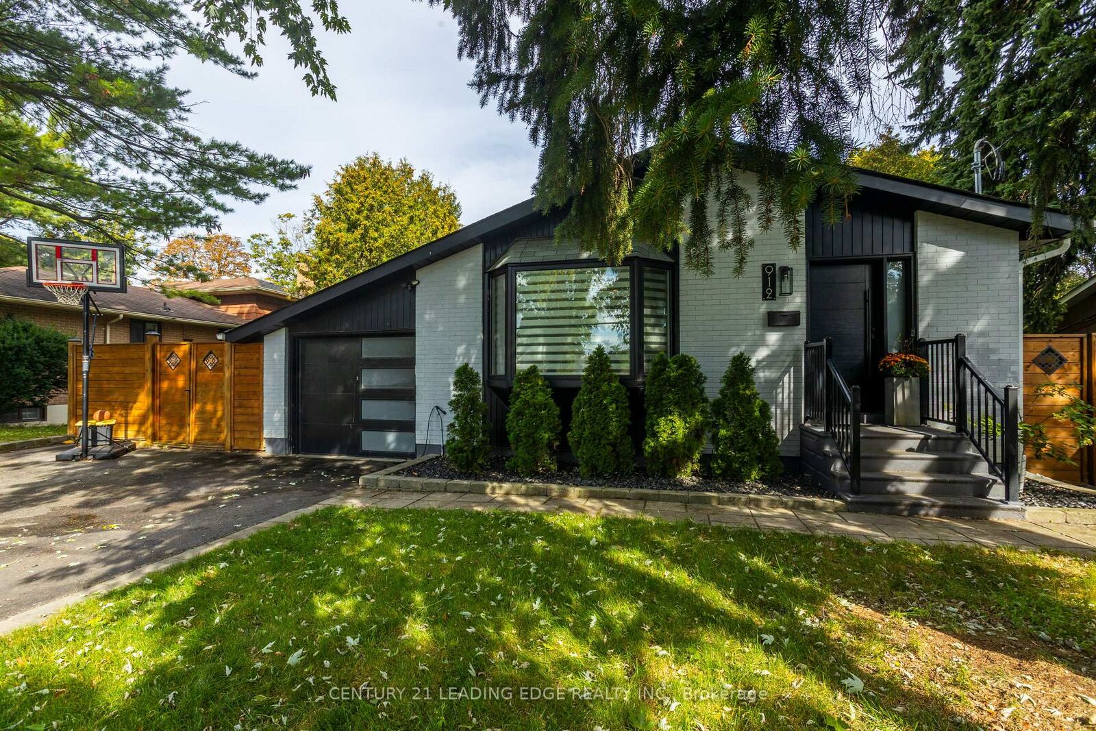 Property Photo:  912 Vistula Drive  ON L1W 2L5 