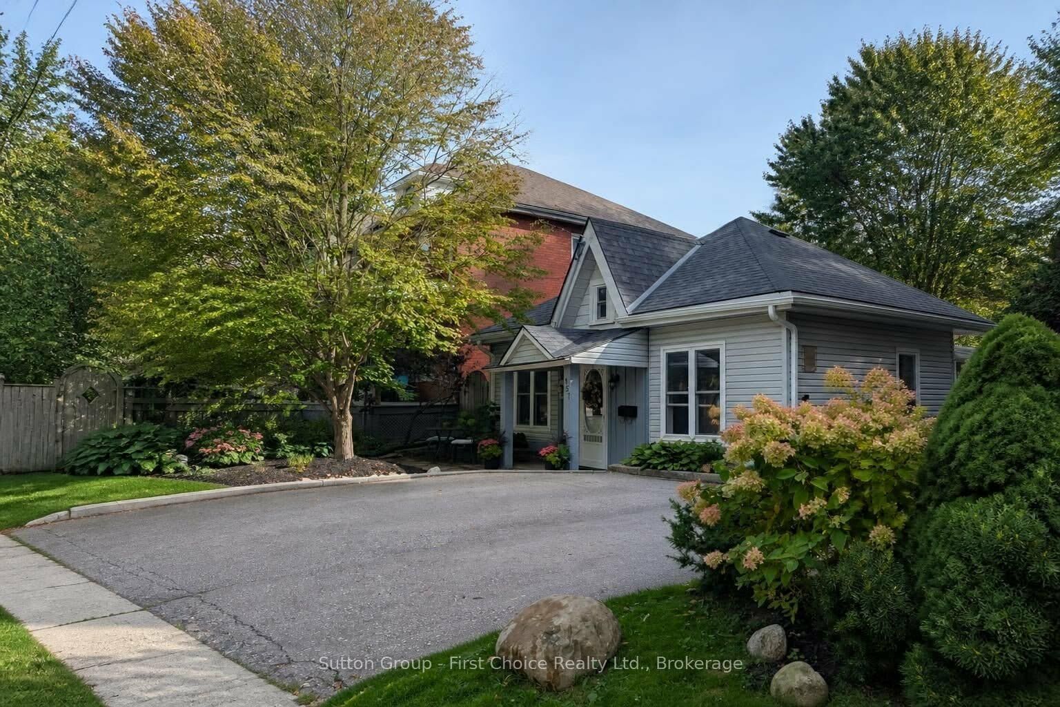 Property Photo:  157 Front Street S  ON N5A 4H5 