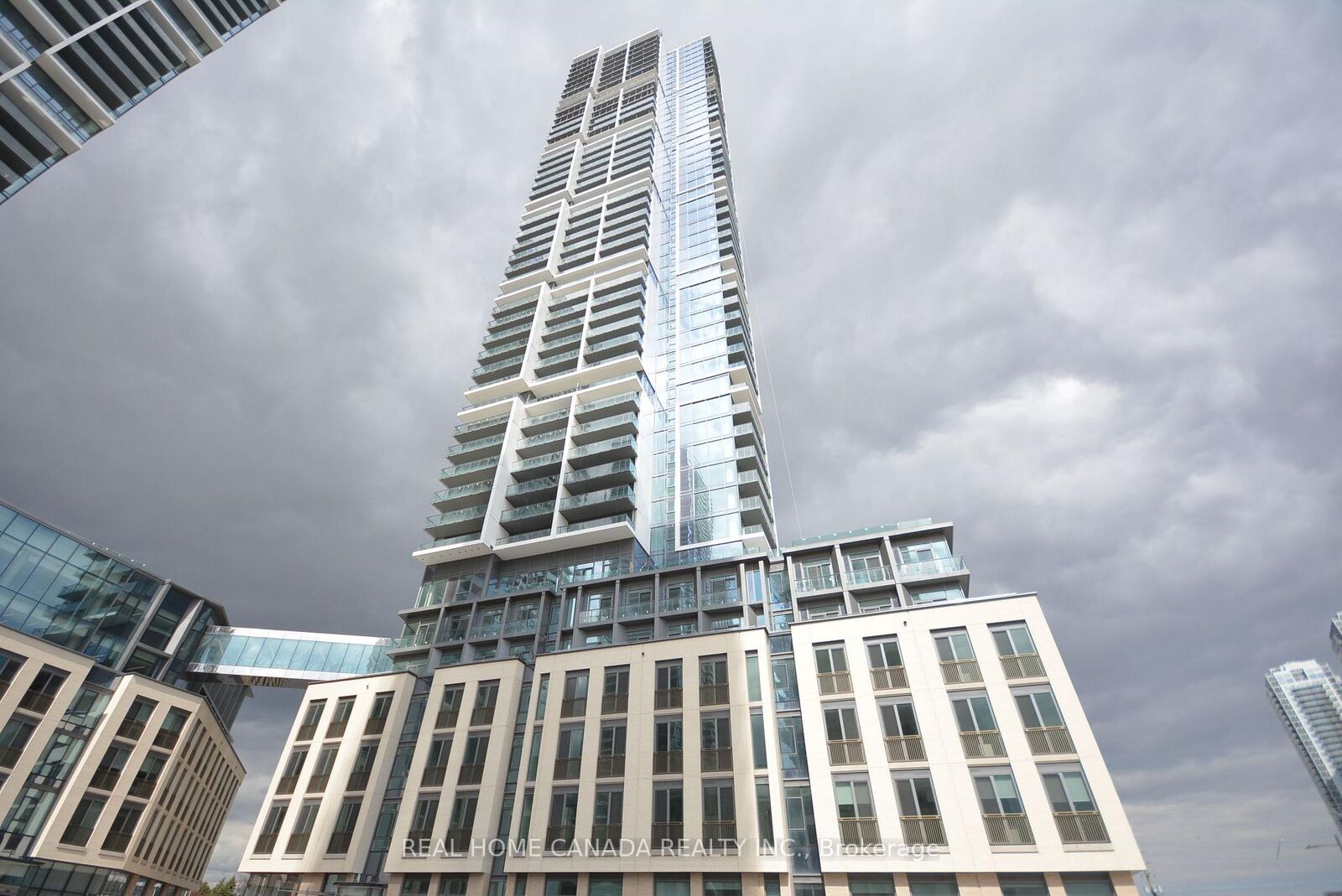 Property Photo:  7890 Jane Street 1811  ON L4K 0K9 