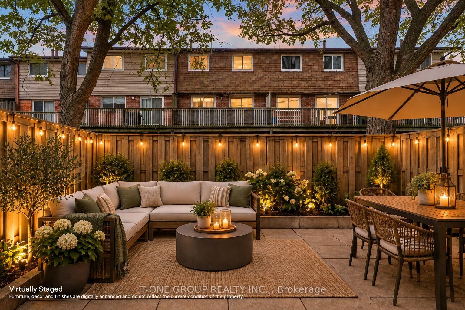 Property Photo:  3025 Cedarglen Gate 75  ON L5C 2V7 