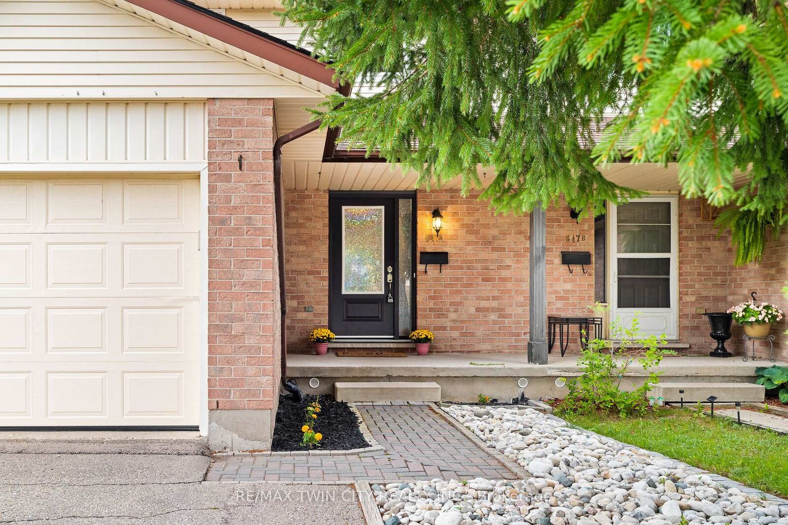 Property Photo: 647 Pinerow Crescent ON N2T 2K5