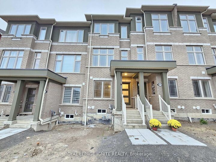 Property Photo:  919 Crowsnest Hollow  ON L1X 0P4 