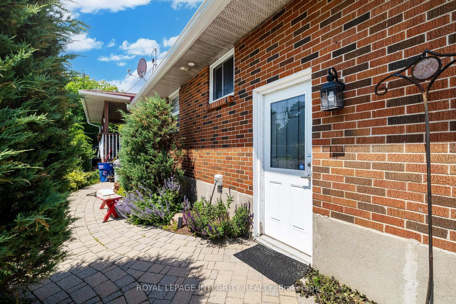Property Photo:  924 Rex Avenue  ON K2A 2P7 
