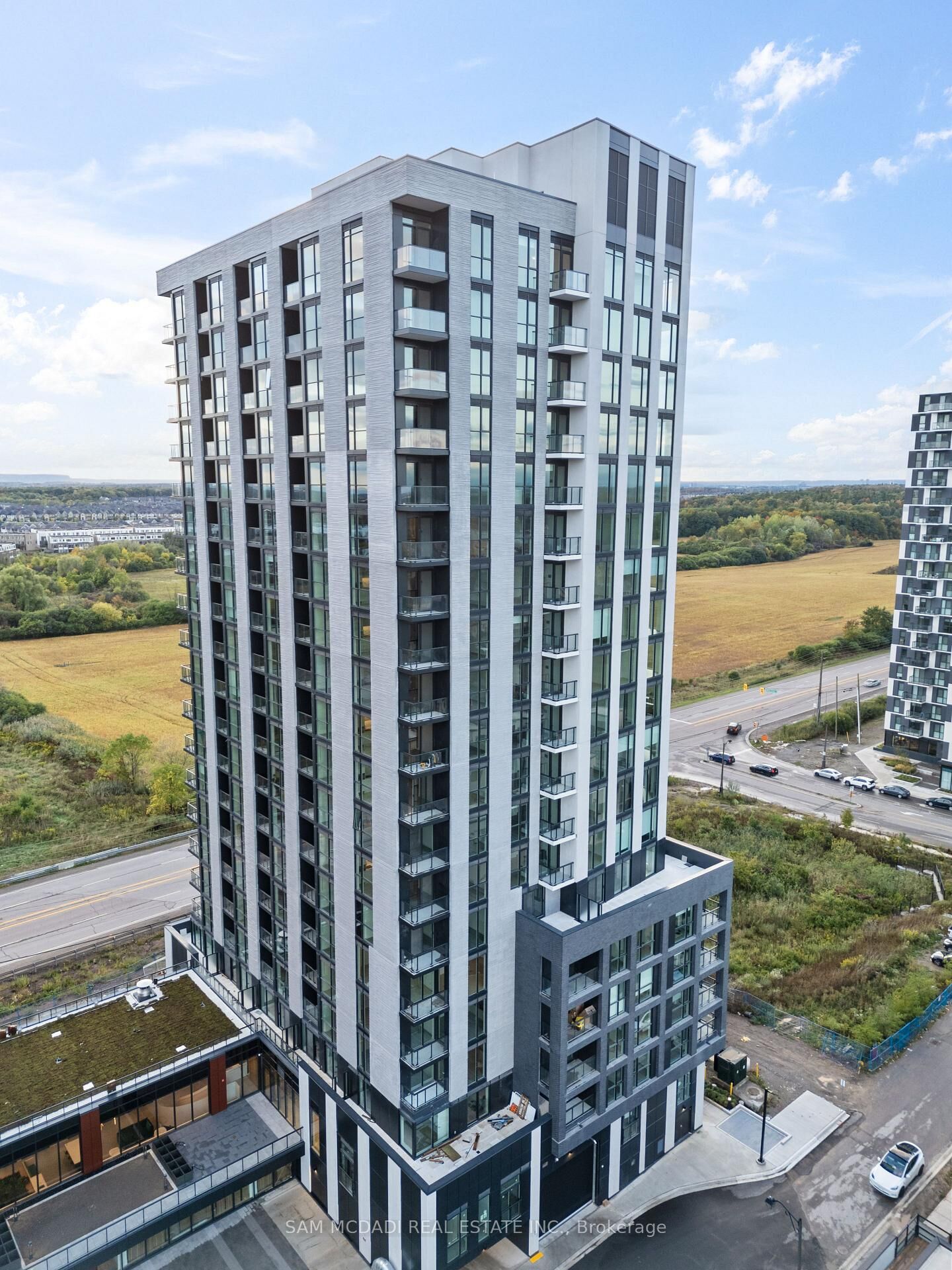 Property Photo:  3079 Trafalgar Road 1805  ON L6H 8C5 