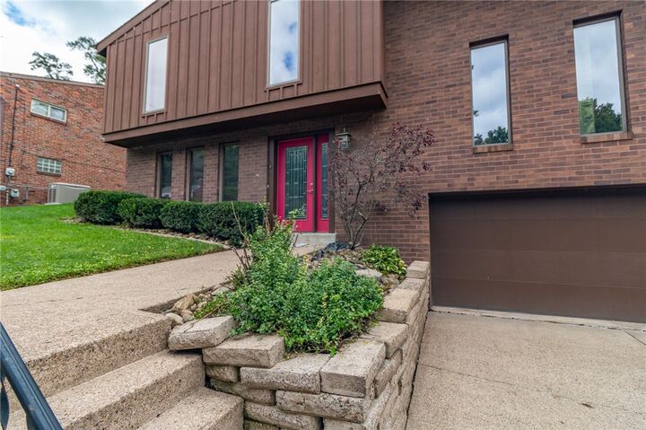 Property Photo:  106 Larchwood Dr  PA 15145 