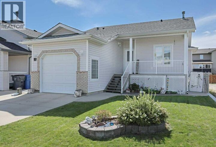 Property Photo:  75 Sunset Crescent Southwest  AB T1B 4T7 