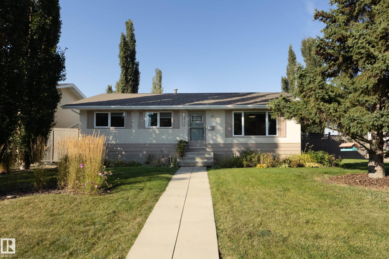 Property Photo:  9702 99A Avenue  AB T8R 1G6 