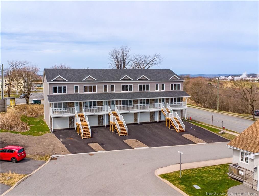 Property Photo:  6 Rockingstone Drive  NB E2M 0B5 