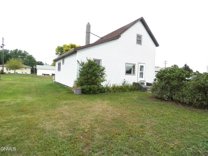 Property Photo:  620 Broadway Street N  ND 58552 