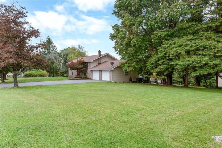 Property Photo: 1004 Tara View Drive PA 18360