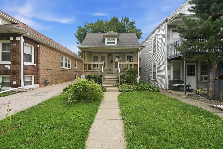 Property Photo:  1329 Maple Avenue  IL 60402 