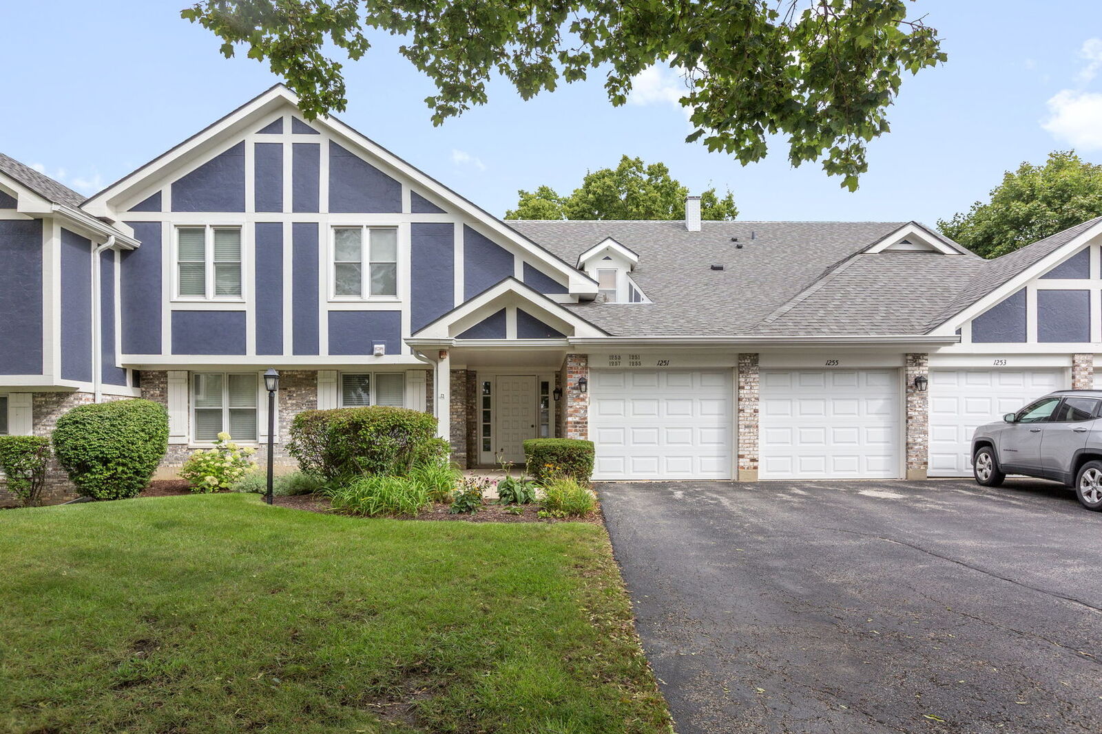 Property Photo:  1255 Regency Court 1255  IL 60061 