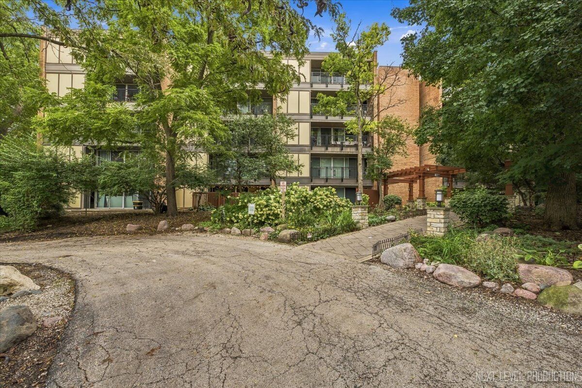 Property Photo:  5900 Oakwood Drive 1J  IL 60532 