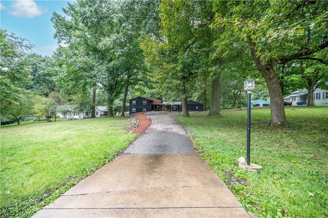 Property Photo: 1109 Mansell Drive OH 44505