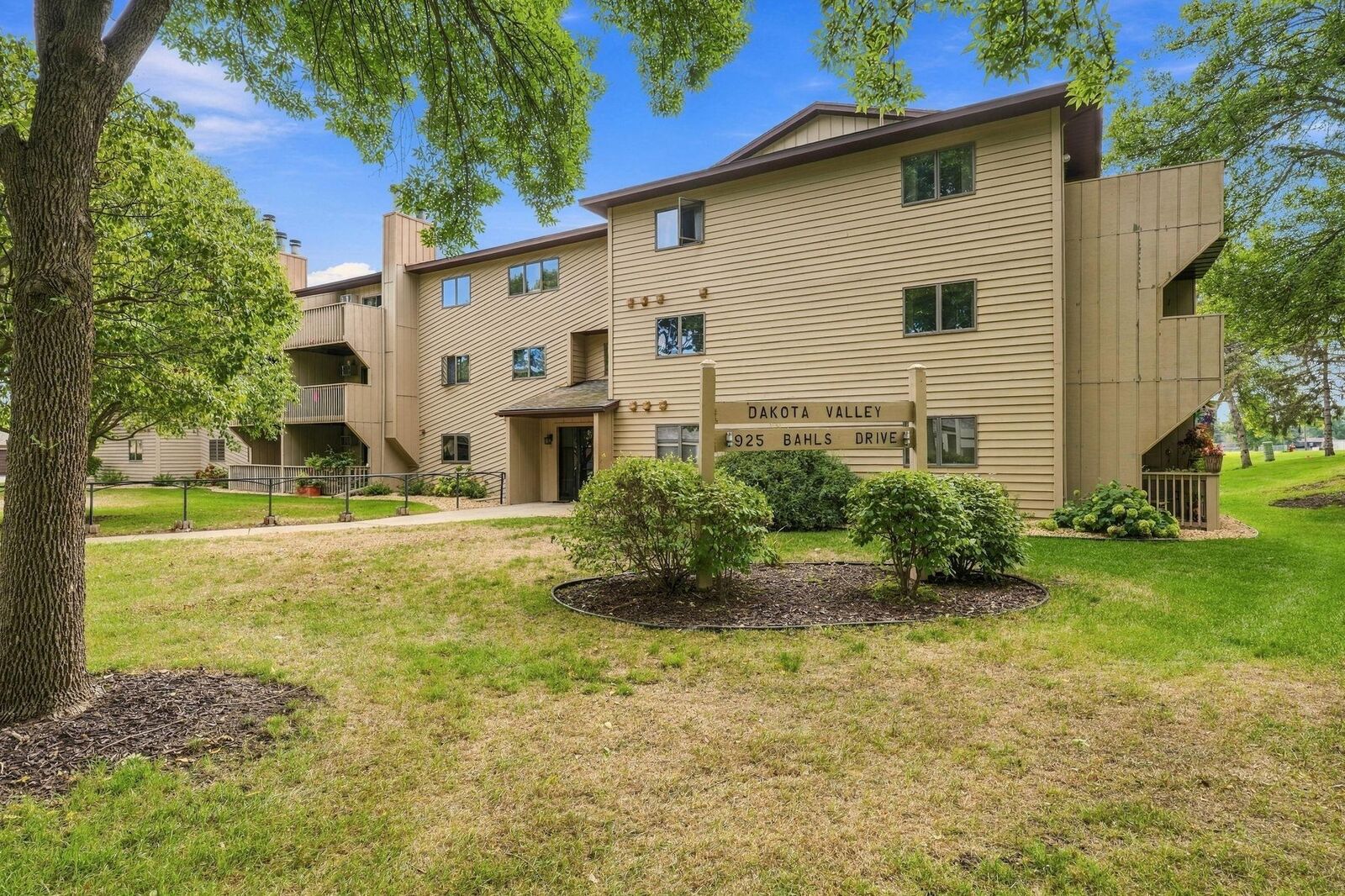 Property Photo: 925 Bahls Drive 208 MN 55033