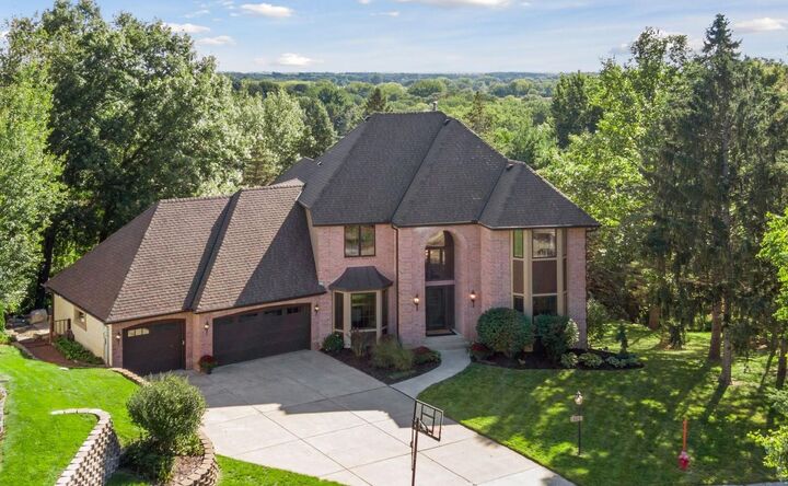 Property Photo:  685 Valley View Court  MN 55126 