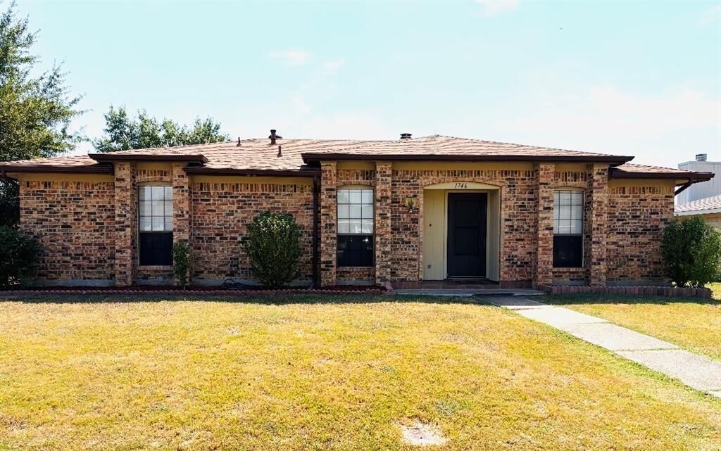 Property Photo: 1746 Clarendon Drive TX 75067