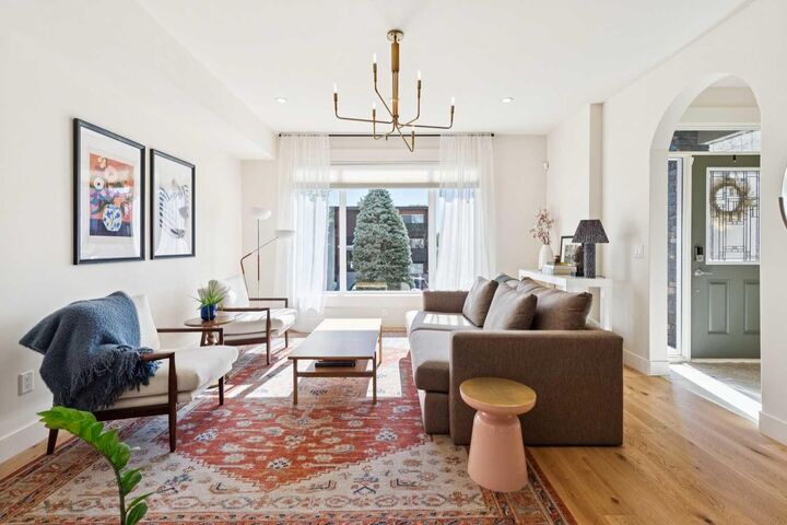 Property Photo:  1128 17 Avenue NW  AB T2M 0P6 