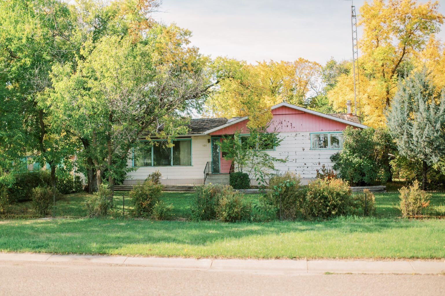 Property Photo:  121 2nd Avenue S  AB T0J 0G0 