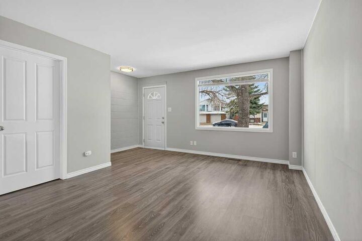 Property Photo:  2211 19 Street NE 303  AB T2E 4Y5 