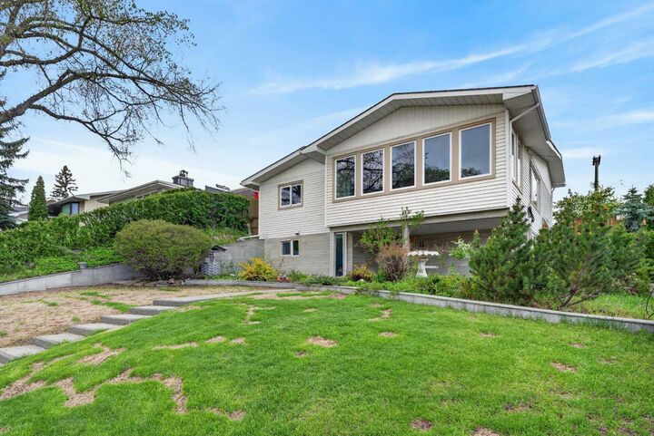 Property Photo:  11 Selkirk Drive SW  AB T2W 0M3 