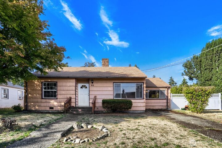 Property Photo:  910 NE 113th Street  WA 98125 