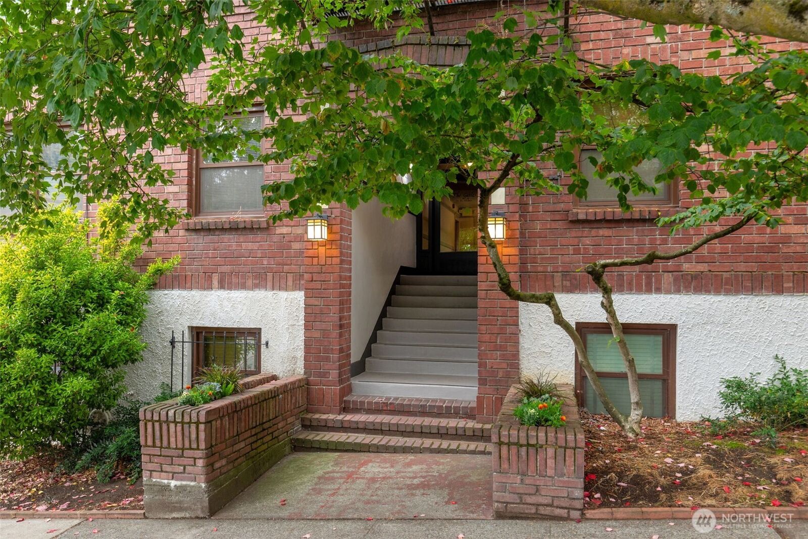 Property Photo:  516 E Thomas Street 202  WA 98102 