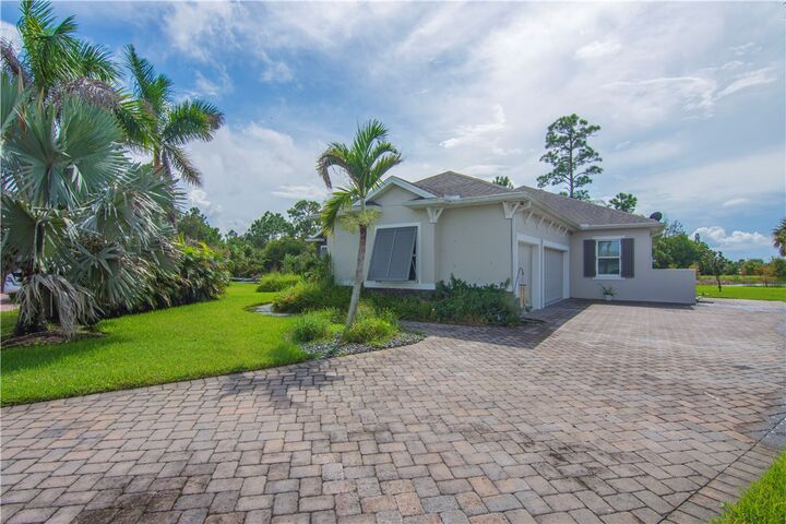 Property Photo:  5963 Sequoia Circle  FL 32967 