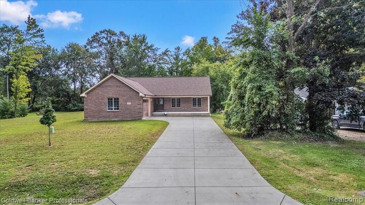Property Photo:  8896 Pacton Drive  MI 48317 