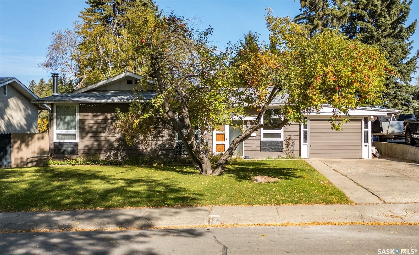 Property Photo:  690 Eastwood Street  SK S6V 2T5 