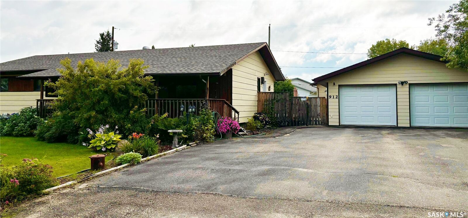 Property Photo:  912 Railway Avenue  SK S0M 1L0 