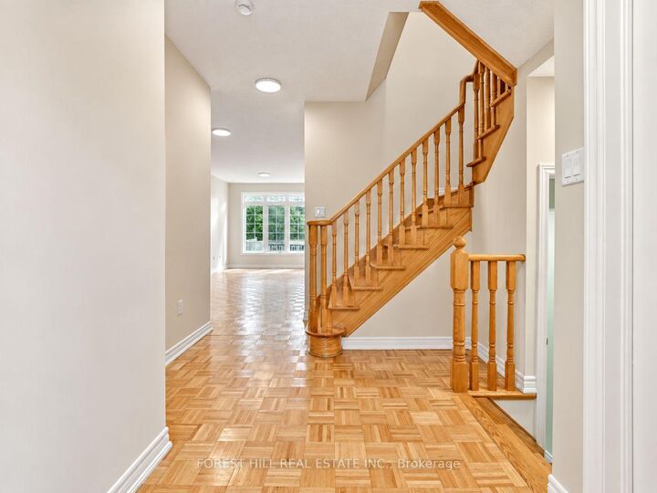 Photo de la propriété:  47 Loire Valley Avenue  ON L4J 8R8 