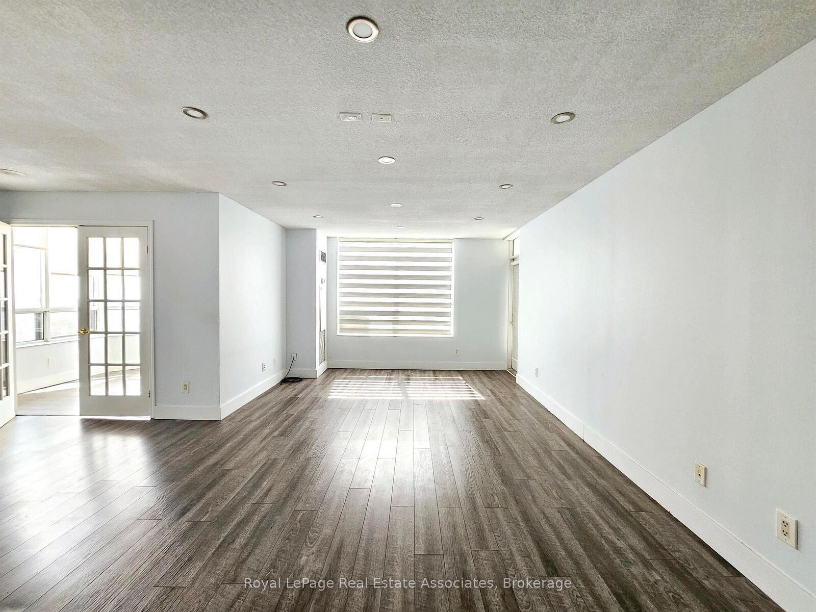 Property Photo: 25 Kingsbridge Garden Circle 2425 ON L5R 4B1
