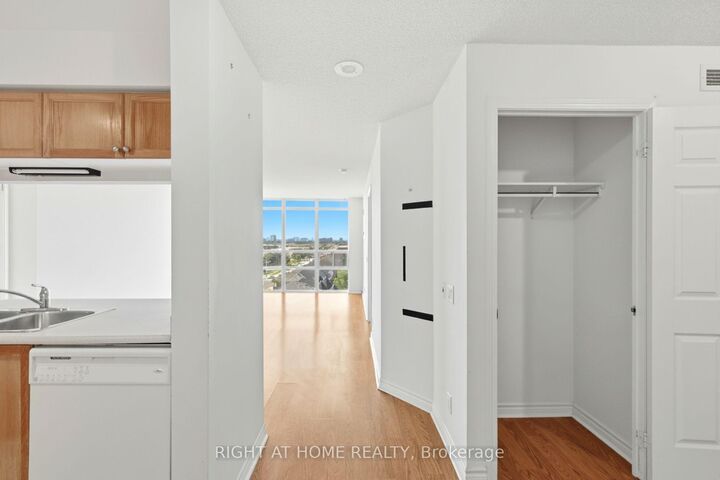 Property Photo:  18 Mondeo Drive 727  ON M1P 5C8 