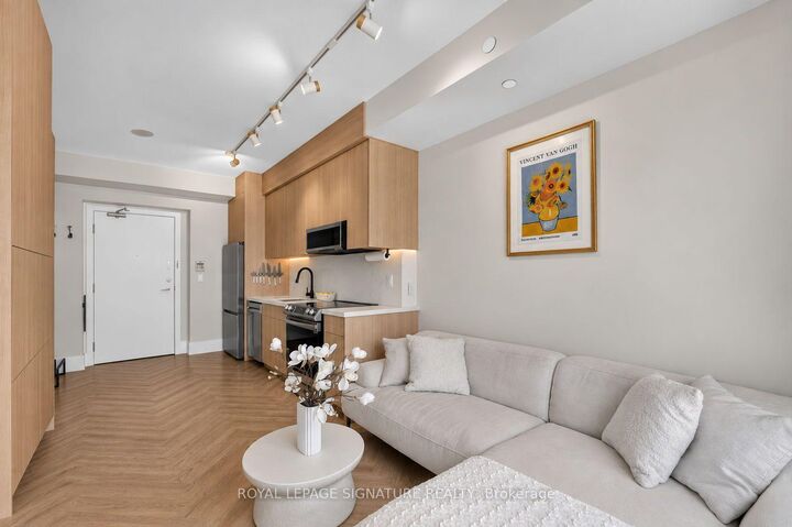 Property Photo: 33 Shore Breeze Drive 706 ON M8V 0G1