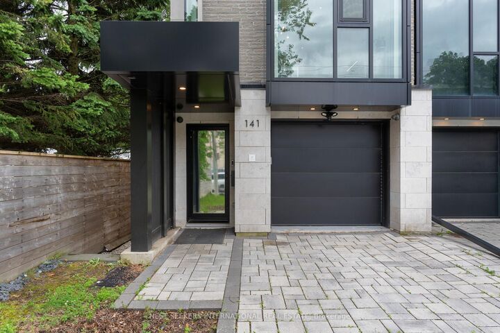Photo de la propriété: 141 Chaplin Crescent ON M5P 1B1