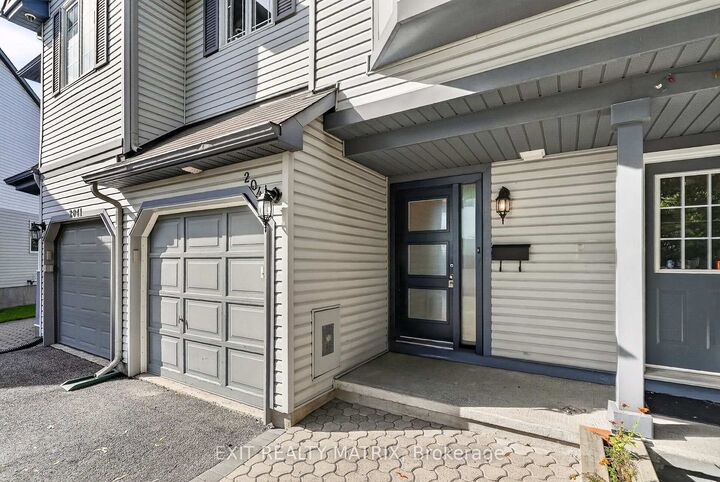 Property Photo:  2043 Avenue O N/A  ON K1G 0B1 