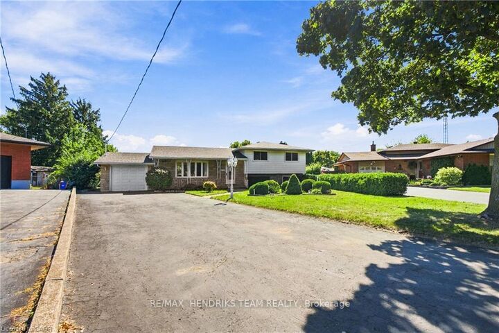 Photo de la propriété: 8 Empress Court ON L2N 3G8