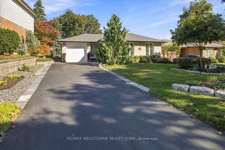 Property Photo: 2408 Hereford Crescent ON L7P 1X3