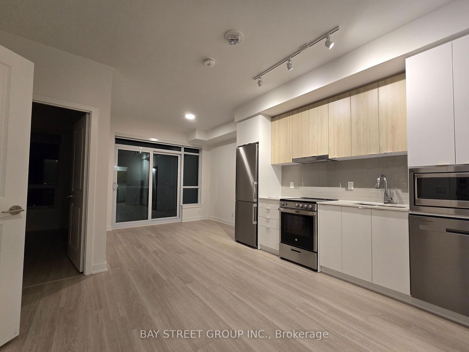 Property Photo:  50 Upper Mall Way 1806  ON L4J 0L8 