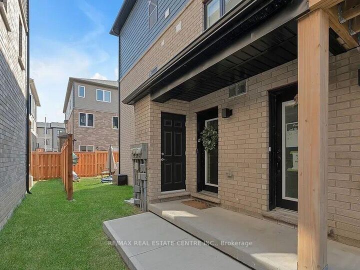 Photo de la propriété:  14 Pumpkin Corner Crescent 1  ON L9J 0T6 