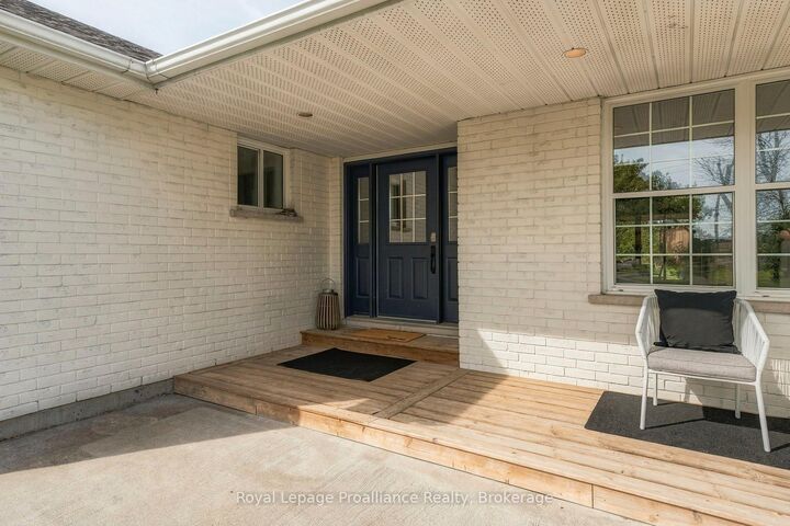 Photo de la propriété: 16 Bonisteel Road ON K8P 5V8