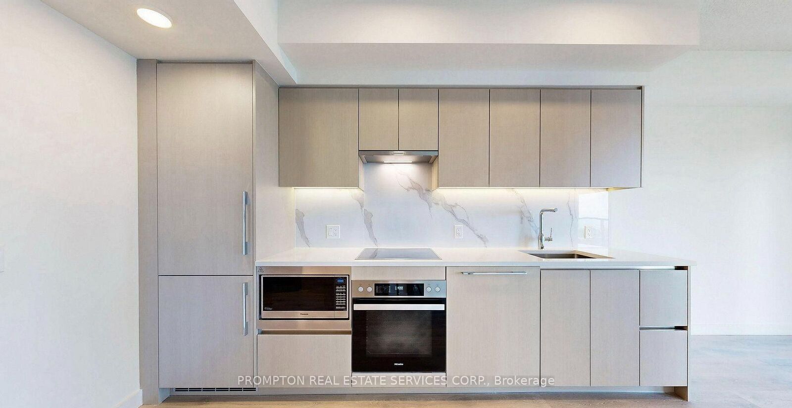 Property Photo:  1 Concord Cityplace Way 2306  ON M5V 0X3 