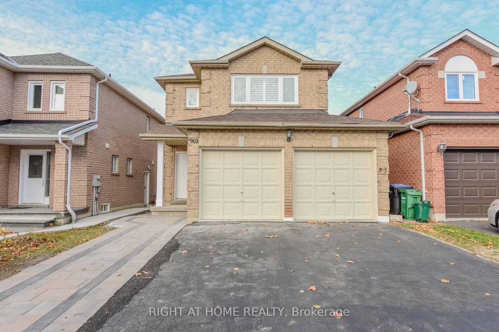 Property Photo:  903 Blyleven Boulevard  ON L5V 2J3 