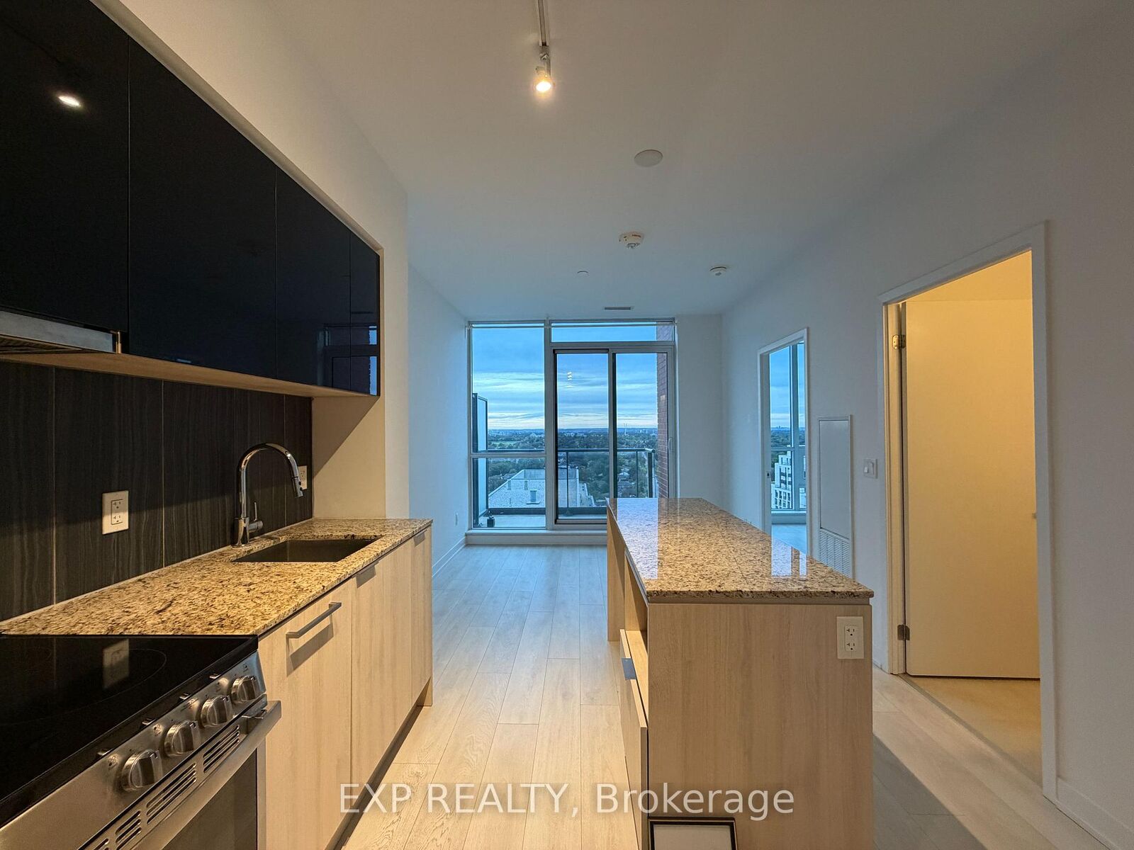 Property Photo:  31 Tippett Road 1605  ON M3H 0C8 